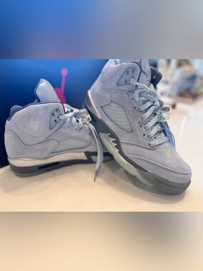 Women’s Size 9- Jordan Bluebird 5s- like new condition